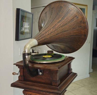QUARTERSAWN OAK VICTOR V with OAK SPEARTIP HORN Phonograph