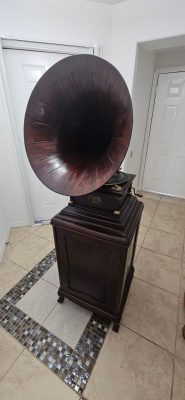 Rare Mahogany Victor 6 With Speartip Horn and MATCHING Record Cabinet